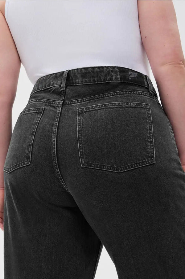 Mid Rise Baggy Jean