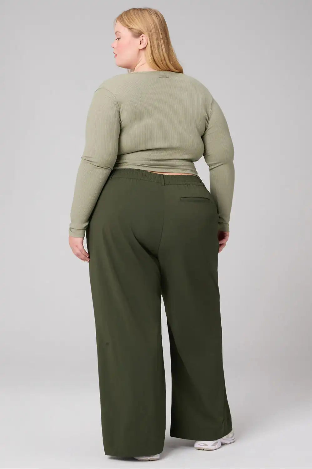 Everyday Wide Leg Mid-Rise Trouser